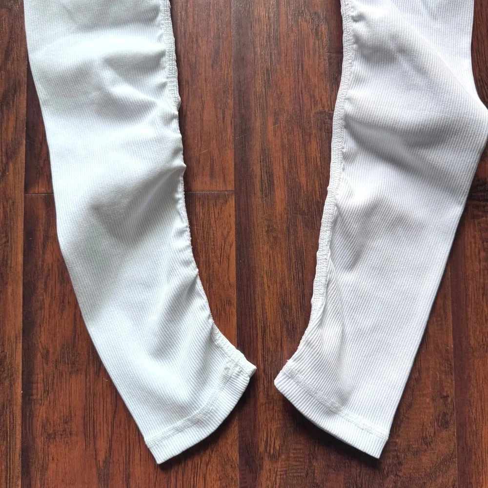 MINT! Alo Yoga Goddess Leggings Sz Small White Ribbed Knit Scrunch Clean Girl